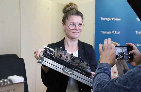 Sachbearbeiterin Franziska Enger zeigt ein beschlagnahmtes Mischpult (Foto: agl) Sachbearbeiterin Franziska Enger zeigt ein beschlagnahmtes Mischpult (Foto: agl)