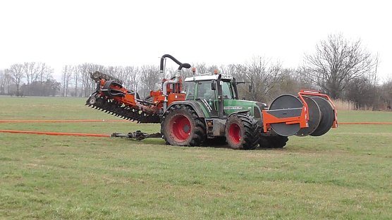 Traktor mit Schlauch (Foto: Ulrich Reinboth) Traktor mit Schlauch (Foto: Ulrich Reinboth)
