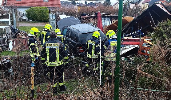 Unfall - PKW landet im Garten (Foto: S. Dietzel)