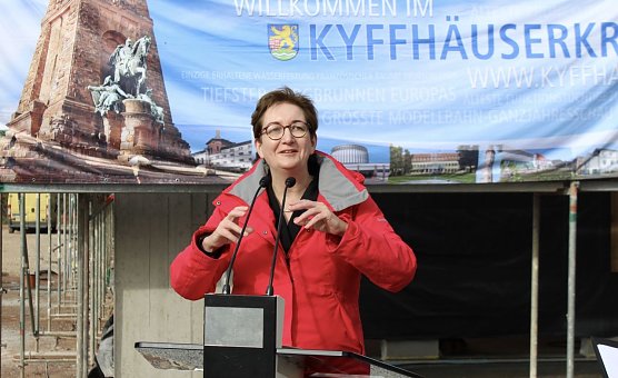 Bundesministerin Clara Geywitz beim Richtfest f&uuml;r den Anbau zum Berufsschulcampus des Staatlichen Berufsschulzentrums II im Kyffh&auml;userkreis in Sondershausen  (Foto: Eva Maria Wiegand)