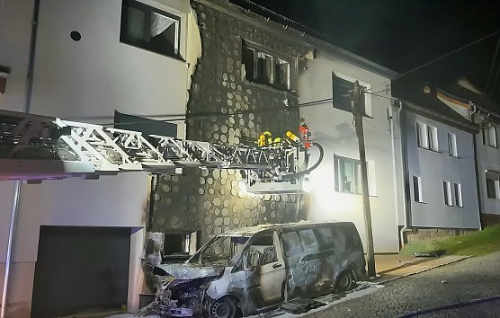Transporter in Vollbrand verursacht hohen Schaden (Foto: Feuerwehr/Silvio Dietzel)