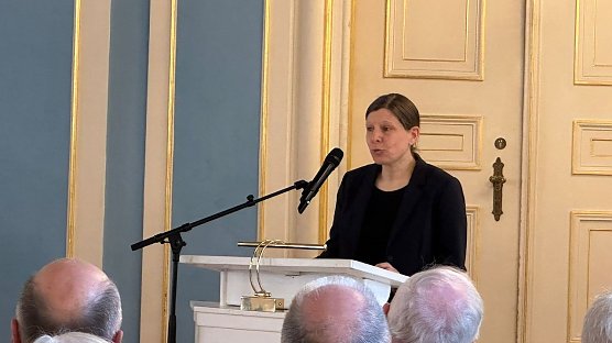 Cornelia Dreer spricht &uuml;ber die von ihr initiierte Sonderausstellung Stadt, Land, Schacht (Foto: Janine Skara)