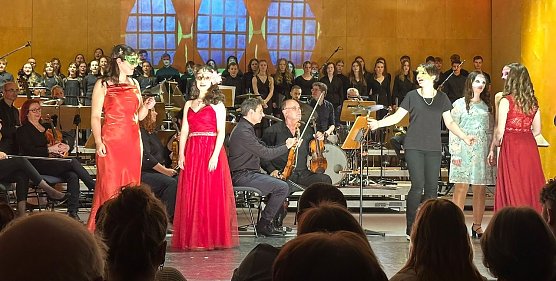 Unter Begleitung des Loh-Orchesters sangen und agierten die Sch&uuml;lerinnen und Sch&uuml;ler des Geschwister-Scholl-Gymnasiums ihre Musicalinterpretation von Shakespeares Romeo und Julia (Foto: Janine Skara)