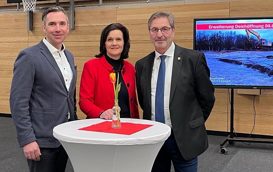 Danksagungsveranstaltung f&uuml;r die Einsatzkr&auml;fte des Helme-Hochwassers. v.l.n.re Vorstandsvorsitzende der Kyffh&auml;usersparkasse, Ren&eacute; Leipnitz; Landr&auml;tin des Kyffh&auml;userkreises Antje Hochwind-Schneider; Raimund Scheja (Foto: Landratsamt Kyffh&auml;userkreis)