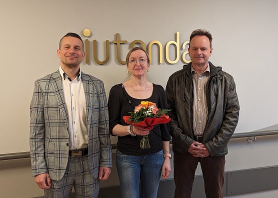  (v.l.n.r.): Gesch&auml;ftsf&uuml;hrer der Aiutanda Pflegebienen Marcel Prey, Einrichtungsleiterin des Lebensparks Daniela Ramisch und Karsten Kleinschmidt, , Fachbereichsleiter Bau & Ordnung der Stadtverwaltung Sondershausen. (Foto: Janine Skara)