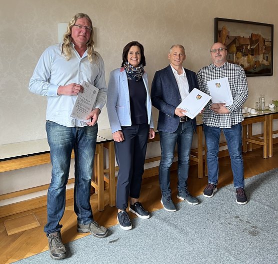 &Uuml;bergabe der F&ouml;rdermittelbescheide f&uuml;r ein Fortbestehen der Schulsozialarbeit im Kyffh&auml;userkreis (Foto: LRA Kyffh&auml;userkreis)