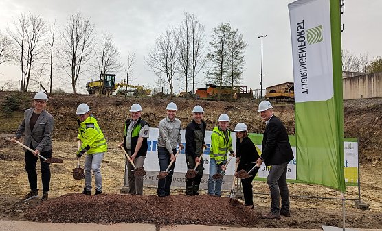  (v.l.n.r.): Staatssekret&auml;r Torsten Weil, Gesch&auml;ftsf&uuml;hrer der BREMER Erfurt GmbH Steffen Spredemann, Th&uuml;ringenForst-Vorstand Volker Gebhardt, Leiter des Maschinenst&uuml;tzpunktes in Hohenebra Bernhard K&ouml;hler, Th&uuml;ringenForst-Mitarbeiter Peter Schink&ouml;the, Mitarbeiter der BREMER Erfurt GmbH Philipp J&uuml;ttner, Architektin Jana Hoffmann und B&uuml;rgermeister der Stadt Sondershausen Steffen Grimm. (Foto: Janine Skara)