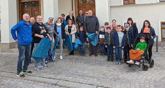 Sie alle waren gekommen, um gemeinsam an der Aktion Saubere Stadt in Sondershausen teilzunehmen: B&uuml;rgermeister Steffen Grimm (Mitte vorn) mit Mitarbeitern der Stadtverwaltung, den Kindern des F&ouml;rderzentrums in der Talstra&szlig;e und der Gruppe der Wiedereingliederung im Haus Jona der Diakonie. (Foto: Janine Skara)