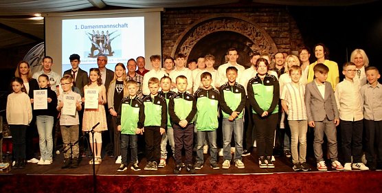 Alle Gewinnerinnen und Gewinner der 26. Kyffh&auml;user Sportgala in Burghof am Kyffh&auml;user (Foto: Eva Maria Wiegand)