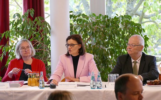 Landr&auml;tin Antje Hochwind-Schneider (SPD) beim 3. Pflegenetzwerktreffen im Kyffh&auml;userkreis, Dr. Thiele (re.) (Foto: Martin Pollak)