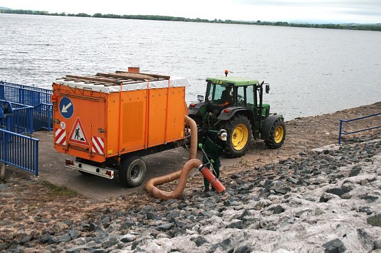 Treibgutreinigung am Stausee Kelbra (Foto: Ulrich Reinboth)
