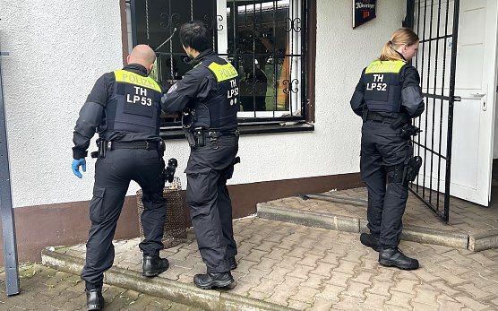 Polizisten vor dem Vereinsheim  (Foto: Silvio Dietzel)