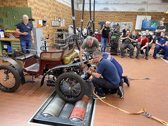 Der Wartburg Motorwagen auf dem Leistungsprüfstand (Foto: TÜV Thüringen) Der Wartburg Motorwagen auf dem Leistungsprüfstand (Foto: TÜV Thüringen)