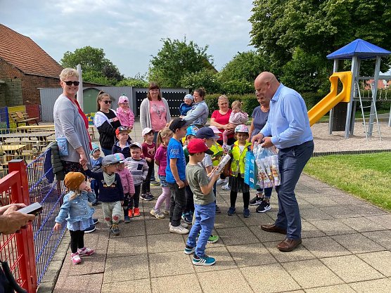 Unangek&uuml;ndigte Feuerwehr&uuml;bung im Kindergarten "Dorfspatzen" in Hohenebra. B&uuml;rgermeister Steffen Grimm verteilte anschlie&szlig;end Geschenke an die Kinder (Foto: Janine Skara)