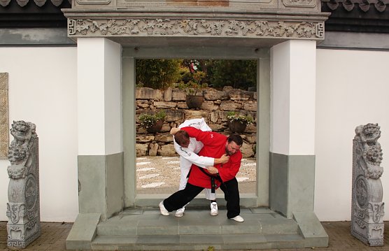 Judowürfe sind wie Meereswogen Mifune (10. Dan; Japan) (Foto: Peter Keßler) Judowürfe sind wie Meereswogen Mifune (10. Dan; Japan) (Foto: Peter Keßler)