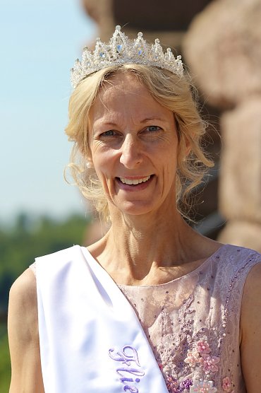 Fliederkönigin (Tanja) am Kyffhäuserdenkmal (Archiv) (Foto: Eva Maria Wiegand) Fliederkönigin (Tanja) am Kyffhäuserdenkmal (Archiv) (Foto: Eva Maria Wiegand)