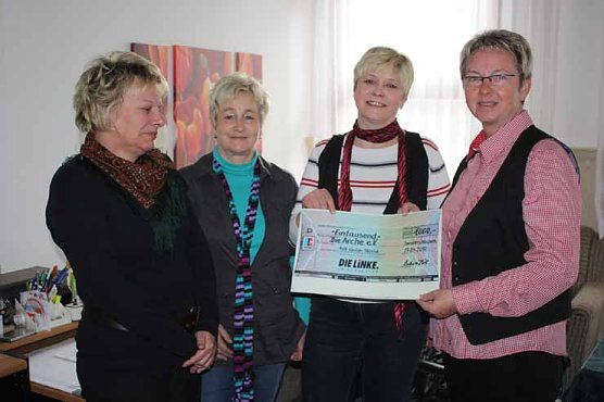 Scheck an Frauenhaus (Foto: Kersten Steinke) Scheck an Frauenhaus (Foto: Kersten Steinke)