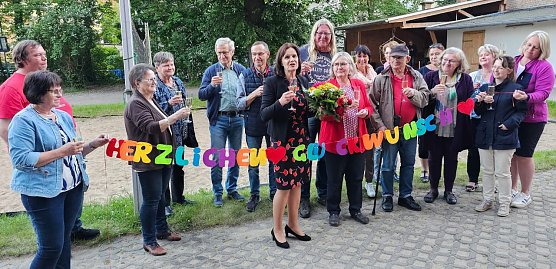 Alte und neue Landr&auml;tin des Kyffh&auml;userkreises Antje Hochwind-Schneider. Gro&szlig;e Freude bei allen Beteiligten (Foto: SPD Sondershausen)