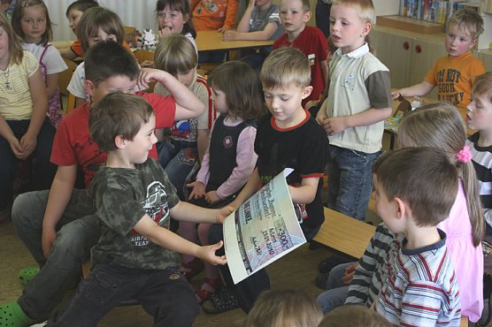 Tausche Blume gegen Scheck (Foto: Die Linke) Tausche Blume gegen Scheck (Foto: Die Linke)