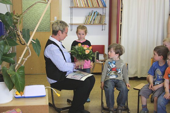 Tausche Blume gegen Scheck (Foto: Karl-Heinz Herrmann) Tausche Blume gegen Scheck (Foto: Karl-Heinz Herrmann)