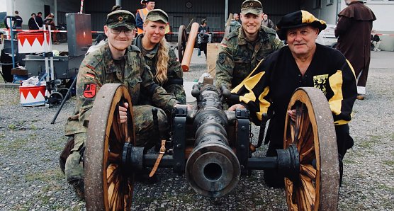 Albrecht Uhlmann und seine "Lehrlinge" am nachgebauten Lindwurm (Foto: agl)