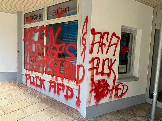 Parteib&uuml;ro in Sondershausen beschmiert (Foto: S. Dietzel)