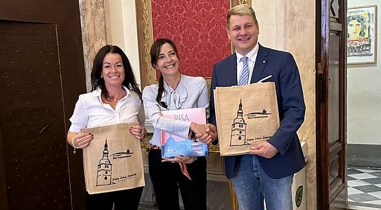 v.l. Katja Rudolph; Raffaella Bonsangue (Vertretung Stadt Pisa), B&uuml;rgermeister von Bad Frankenhausen Matthias Strejc in der Partnerschaftsstadt Pisa (2022) (Foto: Stadtverwaltung Bad Frankenhausen)