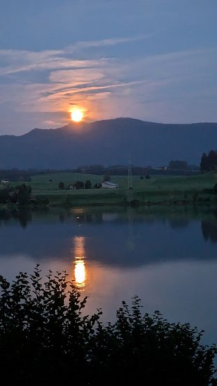 Sonnenuntergang &uuml;ber einem See im Allg&auml;u (Foto: Karina Kaufmann)