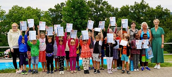 Alle Kinder haben im Bergbad Sondershausen ihre Seepferdchen-Pr&uuml;fung bestanden (Foto: Janine Skara)