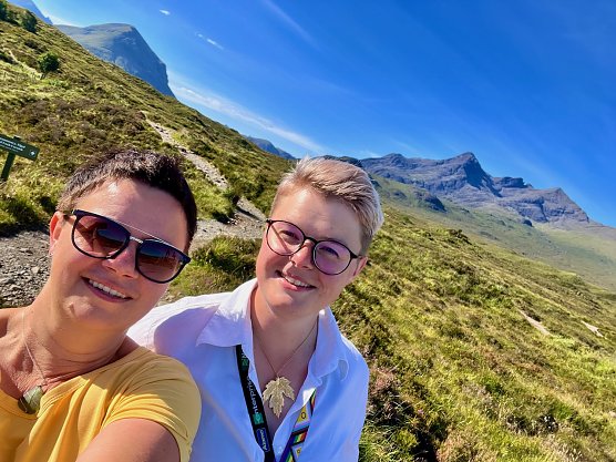 Frau Koch mit ihrer Tochter w&auml;hrend einer auf der Isle of Skye in Schottland (2) (Foto: Ivonne Koch)