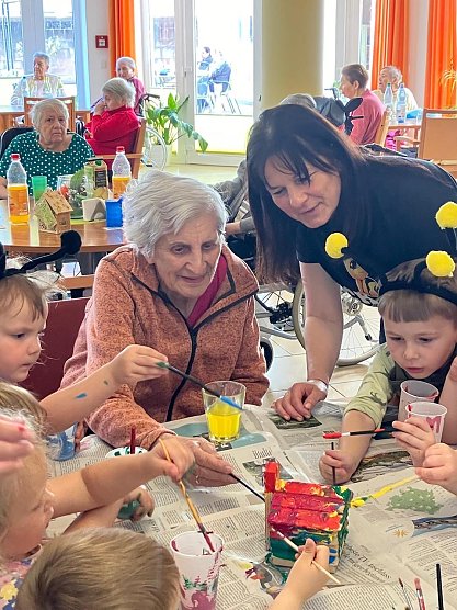 Jung und alt bauen ein Insektenhotel - Haus Wilma und die Kindervilla-Kinder aus Bad Frankenhausen (Foto: Katrin Milde)