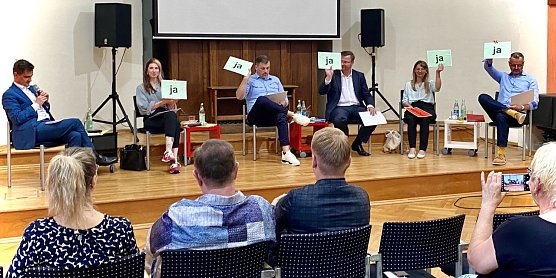 Momente der Einigkeit beim Wahlpodium in Sondershausen zur Th&uuml;ringer Landtagswahl (Foto: Eva Maria Wiegand)