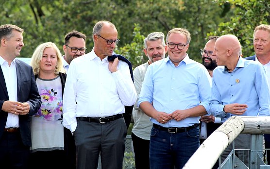 2.v.li Jane Croll (Landtagskandidatin CDU), 3.v.li. Friedrich Merz (Bundesvorsitzender der CDU), Thomas Ahke (Landrat des Unstrut-Hainich-Kreises), Mario Voigt (Landtagsabgeordneter CDU), Michael Zilling Betriebsleiter Nationalparkzentrum am Baumkronenpfad, hinten 2.v.re Jonas Urbach (CDU-Direktkandidat im Wahlkreis UHK I) (Foto: Eva Maria Wiegand)