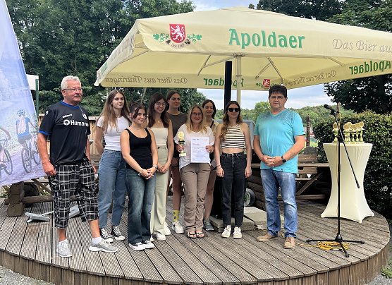 Sch&uuml;lerinnen und Sch&uuml;ler der Regelschule Franzberg freuen sich &uuml;ber ihre Erfolge beim Stadtradeln 2024 (Foto: LRAKyffh&auml;userkreis)
