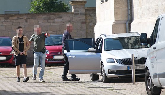 Der Festgenommene (links) vor dem Amtsgericht in Nordhausen (Foto: S. Dietzel)