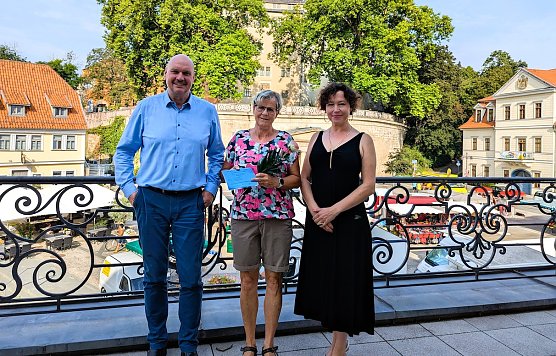 Viola Garthof (Mitte) ist die 25.000. Bergbadbesucherin in diesem Jahr und erhielt von B&uuml;rgermeister Steffen Grimm (links) und Claudia Langhammer (rechts) eine Dauerkarte f&uuml;r das kommende Jahr. (Foto: Janine Skara)