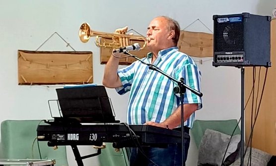 Sommerfest mit Trompetenklängen, Tanz und Grillen in der Tagespflege Ebeleben (Foto: Babett Esche ) Sommerfest mit Trompetenklängen, Tanz und Grillen in der Tagespflege Ebeleben (Foto: Babett Esche )