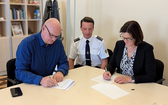 Unterzeichnung des Sirenen-Kooperationsvertrages v.li.n.re. B&uuml;rgermeister Steffen Grimm; Brandkreisinspektor Jonas Weller, Landr&auml;tin Antje Hochwind-Schneider (Foto: Martin Hellmann)