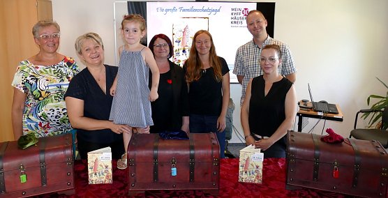 Auslosung: v.l. Petra Zobel, Katharina T&ouml;ppe, Losfee Helene, Stefanie Lutze, Susann Aschhoff, Christian Lutze und Monique Seewald (Foto: Martin Hellmann)