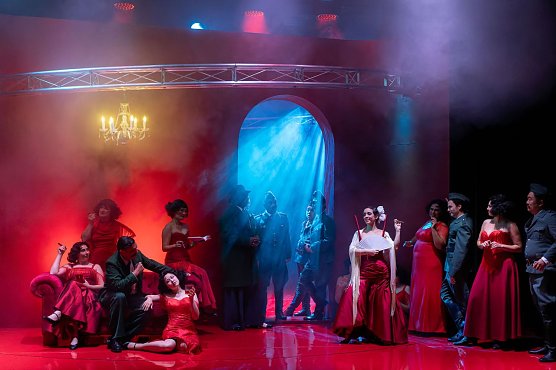 Carmen in der Inszenierung von Benjamin Prins (Foto: Tim Müller) Carmen in der Inszenierung von Benjamin Prins (Foto: Tim Müller)