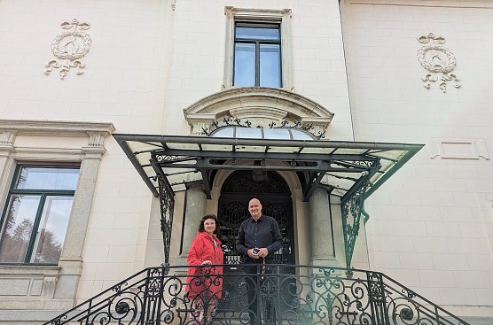 Christine Most (links) empfing B&uuml;rgermeister Steffen Grimm (rechts) vor den Toren des neu er&ouml;ffneten Stadtarchivs (Foto: Janine Skara)