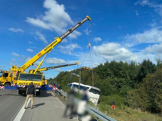 Verungl&uuml;ckter Bus an der A38 (Foto: S. Dietzel)