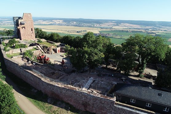 Blick auf die Ausgrabungen auf der Kyffhäuser Oberburg (Foto: Dr. Holger Grönwald) Blick auf die Ausgrabungen auf der Kyffhäuser Oberburg (Foto: Dr. Holger Grönwald)