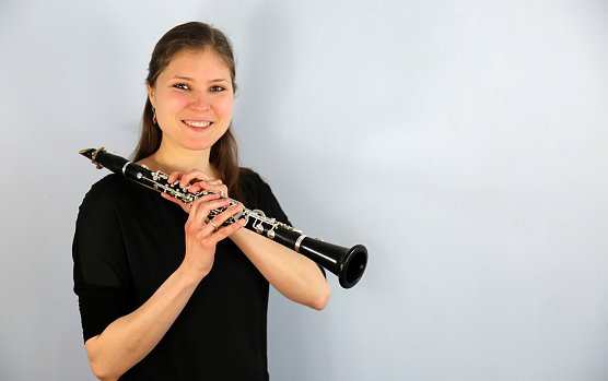 Maxi Hennemann spielt als Solistin im Schlosskonzert (Foto: TNLOS) Maxi Hennemann spielt als Solistin im Schlosskonzert (Foto: TNLOS)