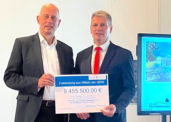 v.l. Minister Wolfgang Tiefensee, B&uuml;rgermeister von Bad Frankenhausen - &Uuml;bergabe F&ouml;rdermittelbescheid  (Foto: Stadtverwaltung Bad Frankenhausen)