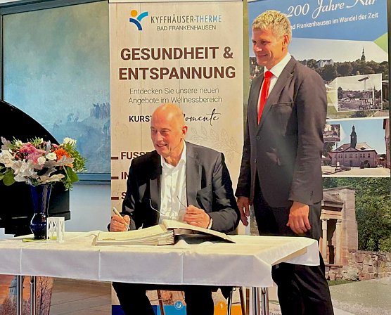 v.l. Minister Wolfgang Tiefensee, B&uuml;rgermeister von Bad Frankenhausen - &Uuml;bergabe F&ouml;rdermittelbescheid  (Foto: Stadtverwaltung Bad Frankenhausen)