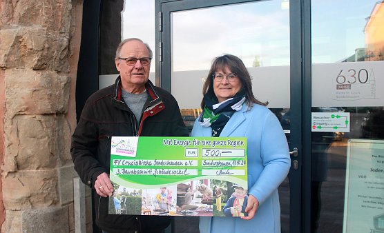 Anja Lemke, Gesch&auml;ftsf&uuml;hrerin der SWS, bei der &Uuml;bergabe eines Spendenschecks an Wolfgang Wytrieckus (Vorsitzender des F&ouml;rdervereins) (Foto: Stadtwerke Sondershausen GmbH)