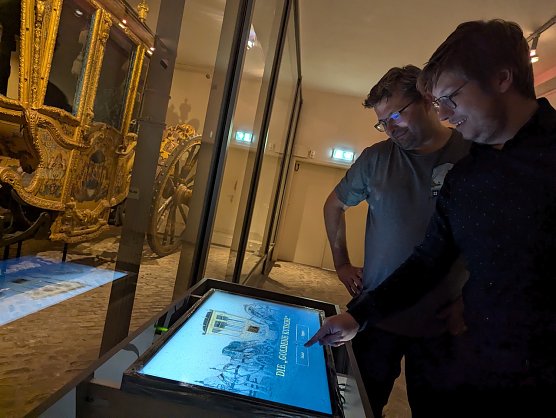 Hendrik Fuchs und S&ouml;ren Jacobshagen installieren die neuen digitalen Infostelen im Schlossmuseum. (Foto: Janine Skara)