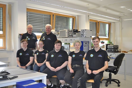 Das Team BEXUS-ARESONUS der Hochschule Nordhausen vor seinem Experiment am Stratosph&auml;renballon BX 35 im Esrange Space Center in Nordschweden � eine au&szlig;ergew&ouml;hnliche Erfahrung, die fachliches und pers&ouml;nliches Wachstum f&ouml;rderte (Foto: HSN)