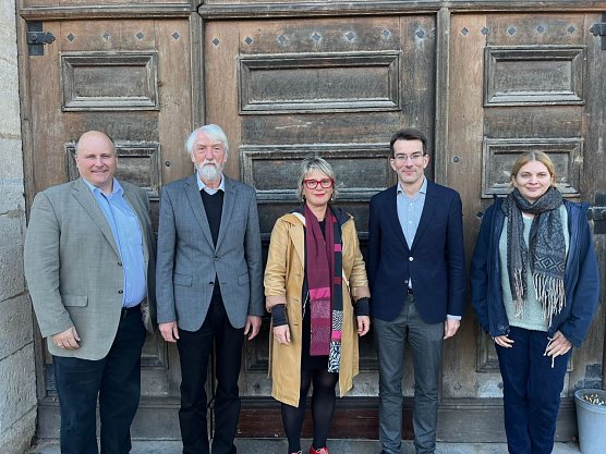 Professor Dr. Eckart Lange (2.v.li.) und seine Mit-Referenten, Dr. Christoph Meixner (links), Dr. Juliane Hirschmann (Mitte), PD Dr. Friedemann Pestel (2.v.re.) und Judy Slivi (rechts), gaben neue Einblicke in die Sondersh&auml;user Musikgeschichte (Foto: Janine Skara)
